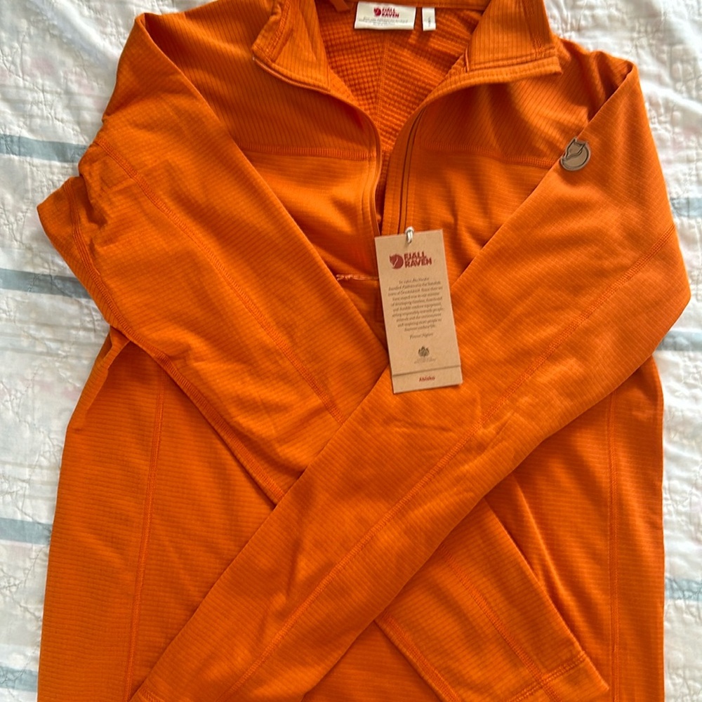 Fjäll Räven athletic pullover. NWT, never worn. Men’s Small in “Sunset Orange.”